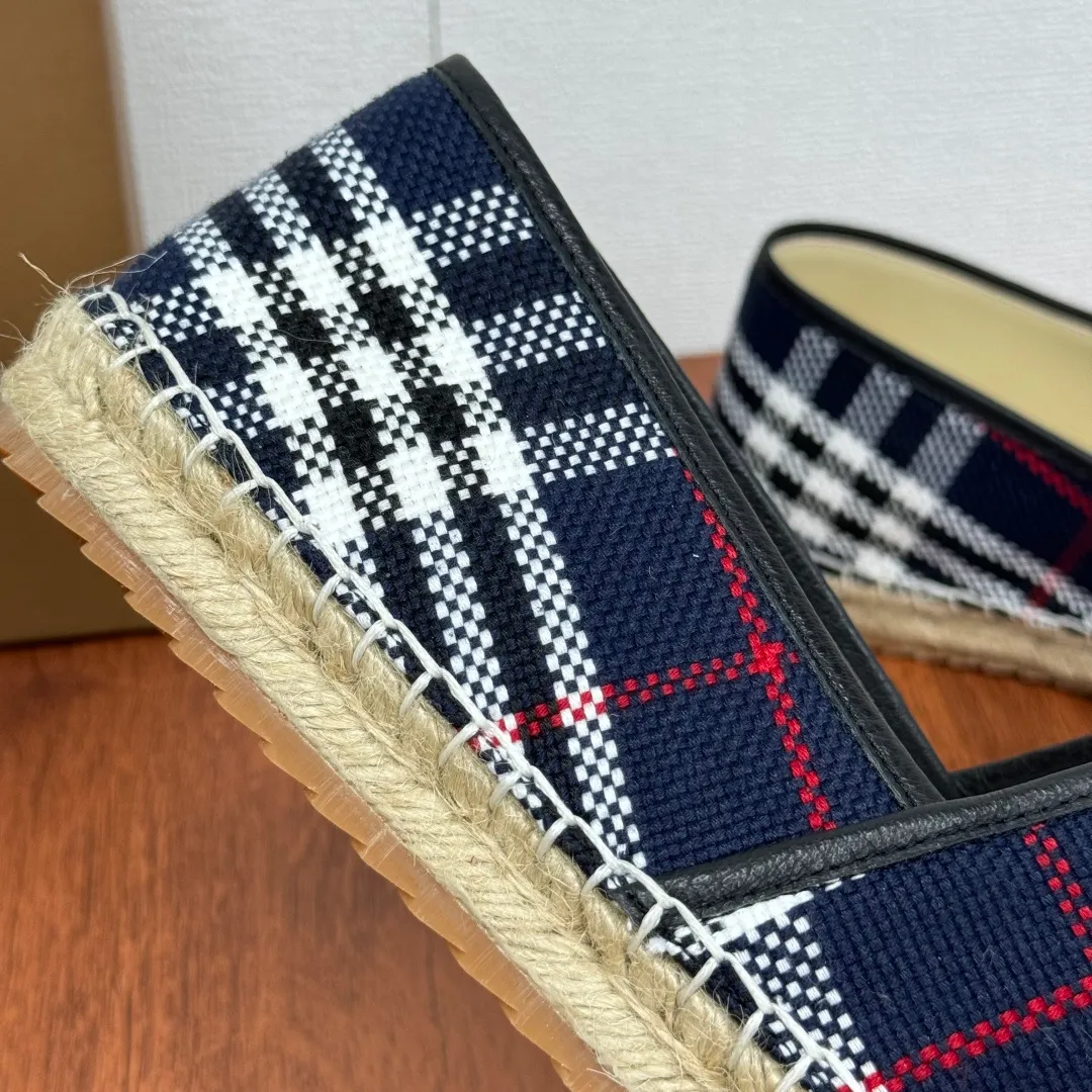Batch 600 Burberry/Burberry new summer men's embroidered straw fisherman shoes, cool slip-on straw shoes! Encounter British fashion with Burberry espadrilles, a perfect blend of classic and fashionable. The unique printing on the upper is a manifestation of the brand's style. Every color and every pattern tells the story of England. Straw soles bring a natural texture, comfortable and chic. Whether you are strolling in the city streets or heading to the beach for vacation, it can add elegance and charm to you, easily become the center of attention, and start your own fashion journey. Classic knitted canvas upper, with thin calfskin lining suitable for summer, straw lining, genuine leather patch at the bottom of the heel, hemming technology, and Mark stitching details! Anti-slip rubber bottom layer, integrated injection molding of large LOGO letters and badges, multiple colors and styles to choose from, complete package! Size: 39-40-41-42-43-44 Normal size Item number: 2025-5 Knitted blue